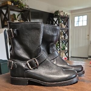 Frye Zip Back Low Veronica Leather Boots Straps Logo Womens Size 5.5 Moto Biker
